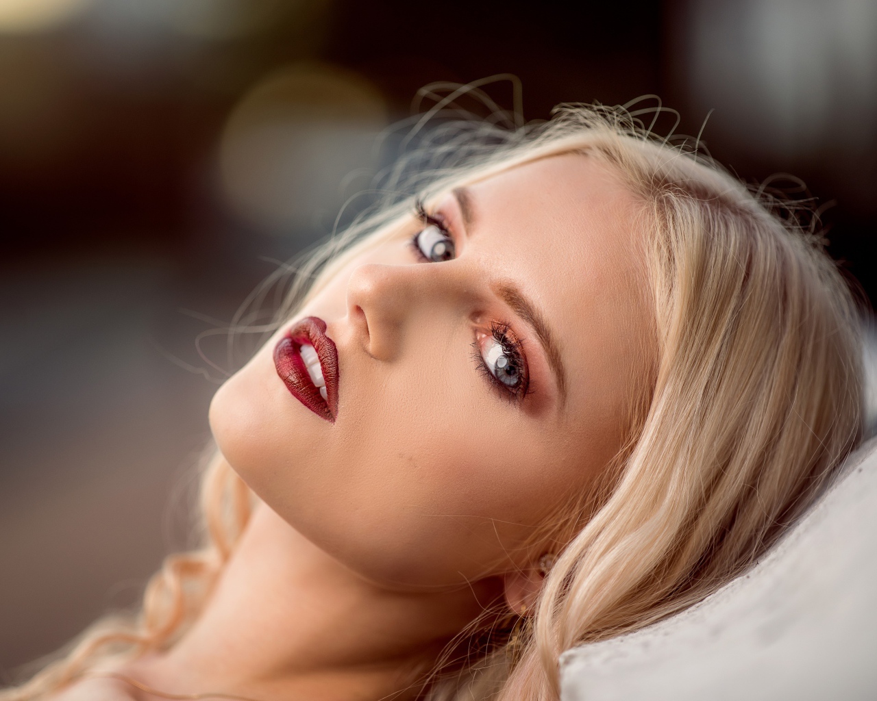 Красивая голубоглазая блондинка с красными накрашенными губами