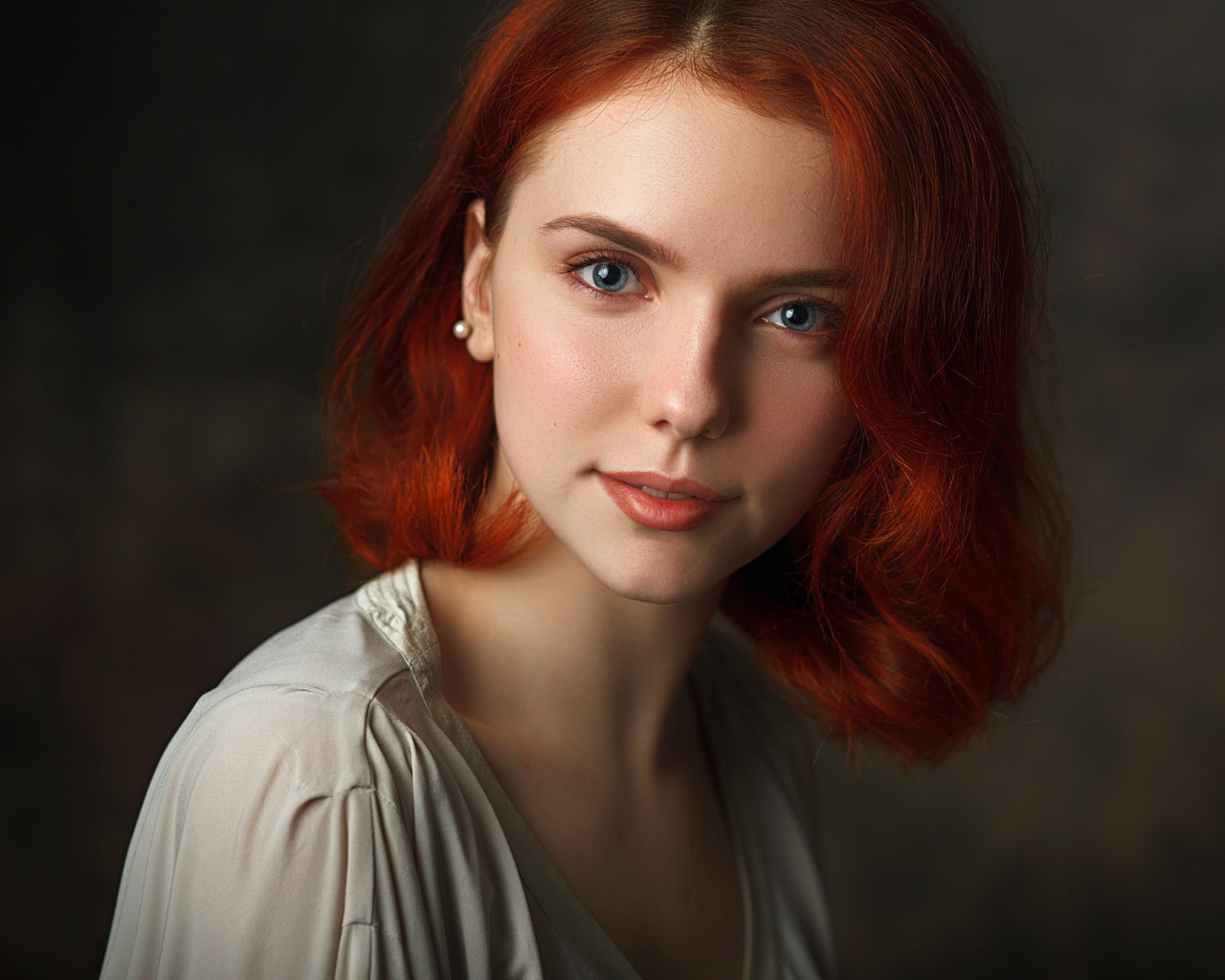 Красивая голубоглазая девушка с короткими рыжими волосами