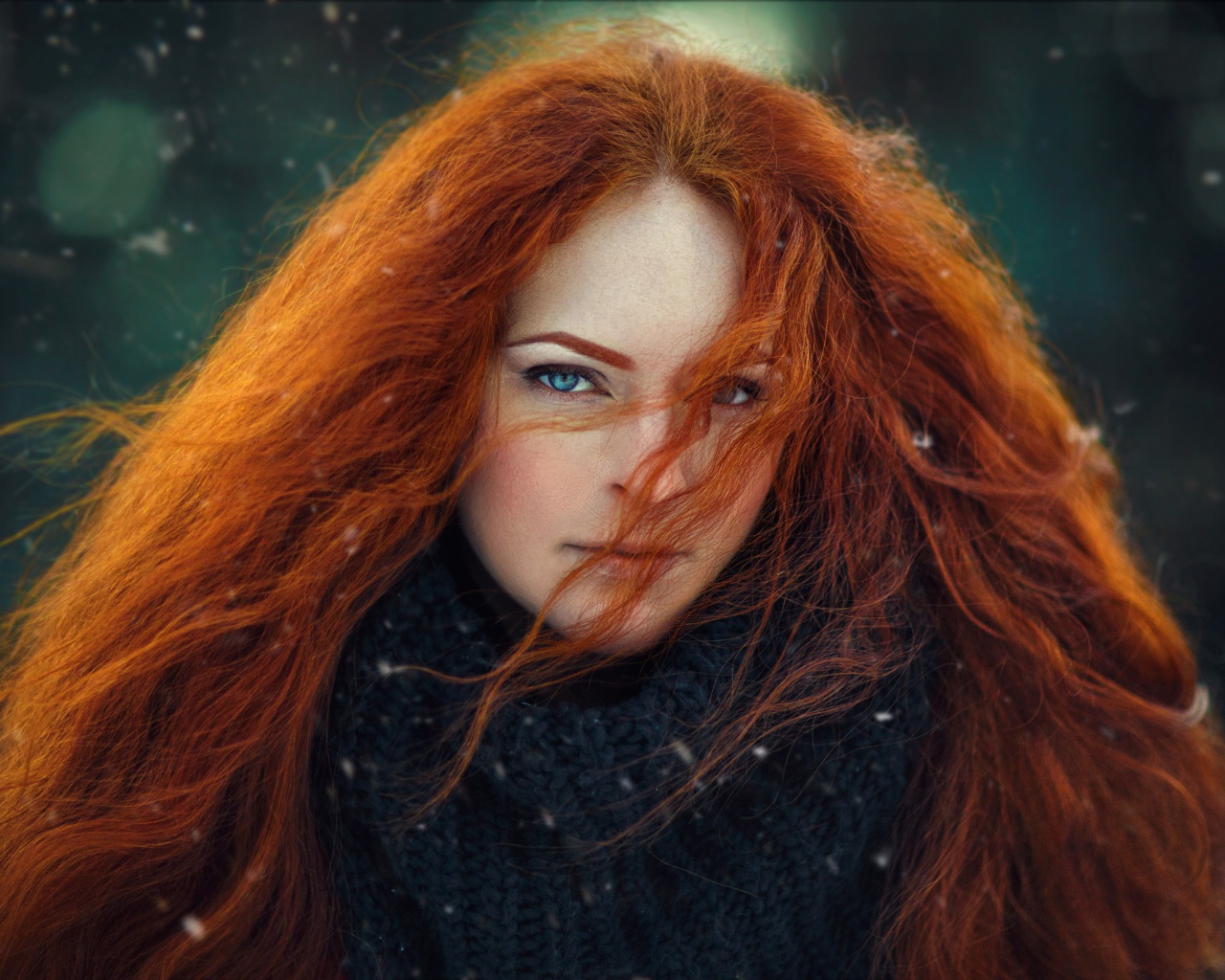 Красивая голубоглазая рыжеволосая девушка с длинными волосами