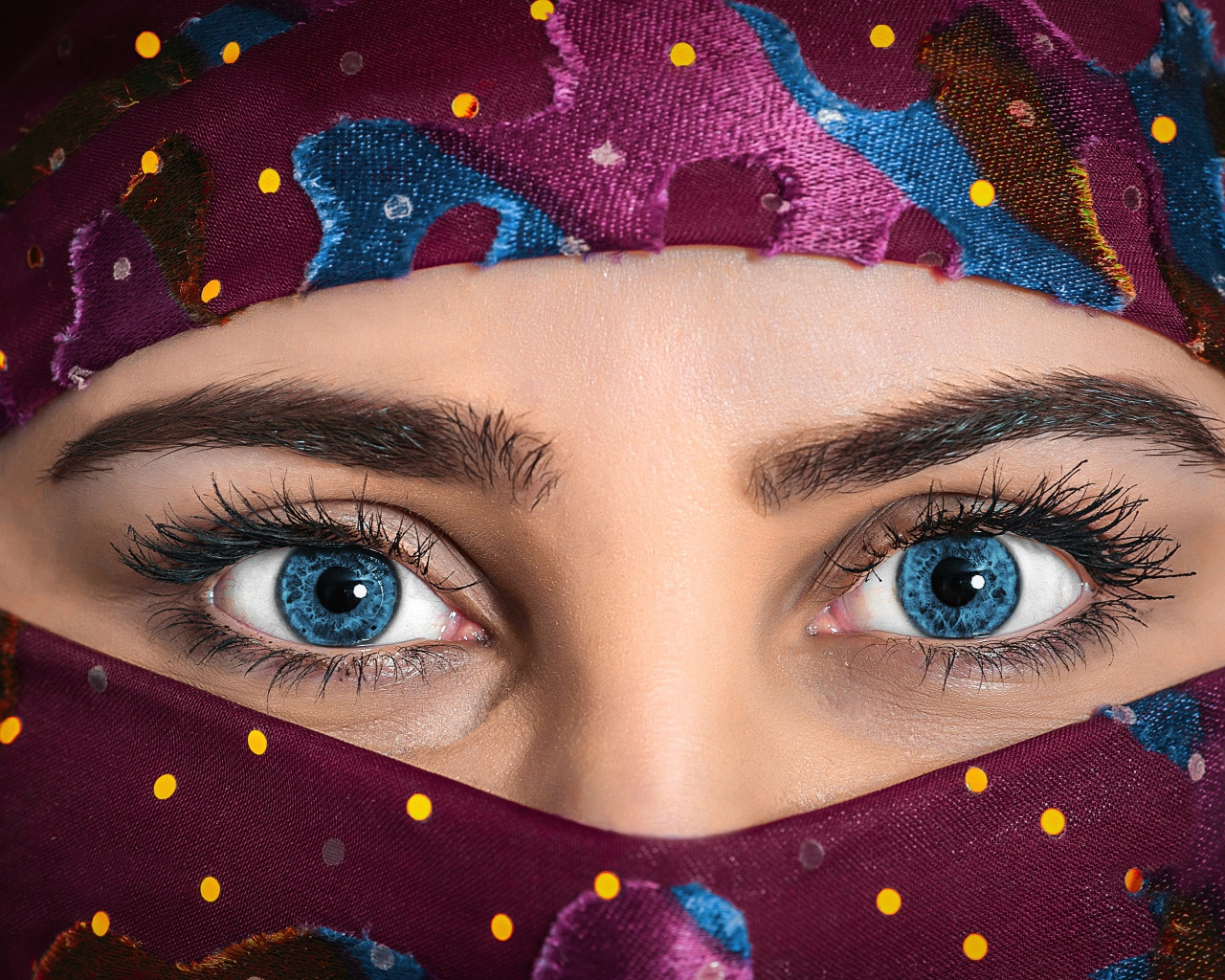 Красивые голубые глаза молодой девушки