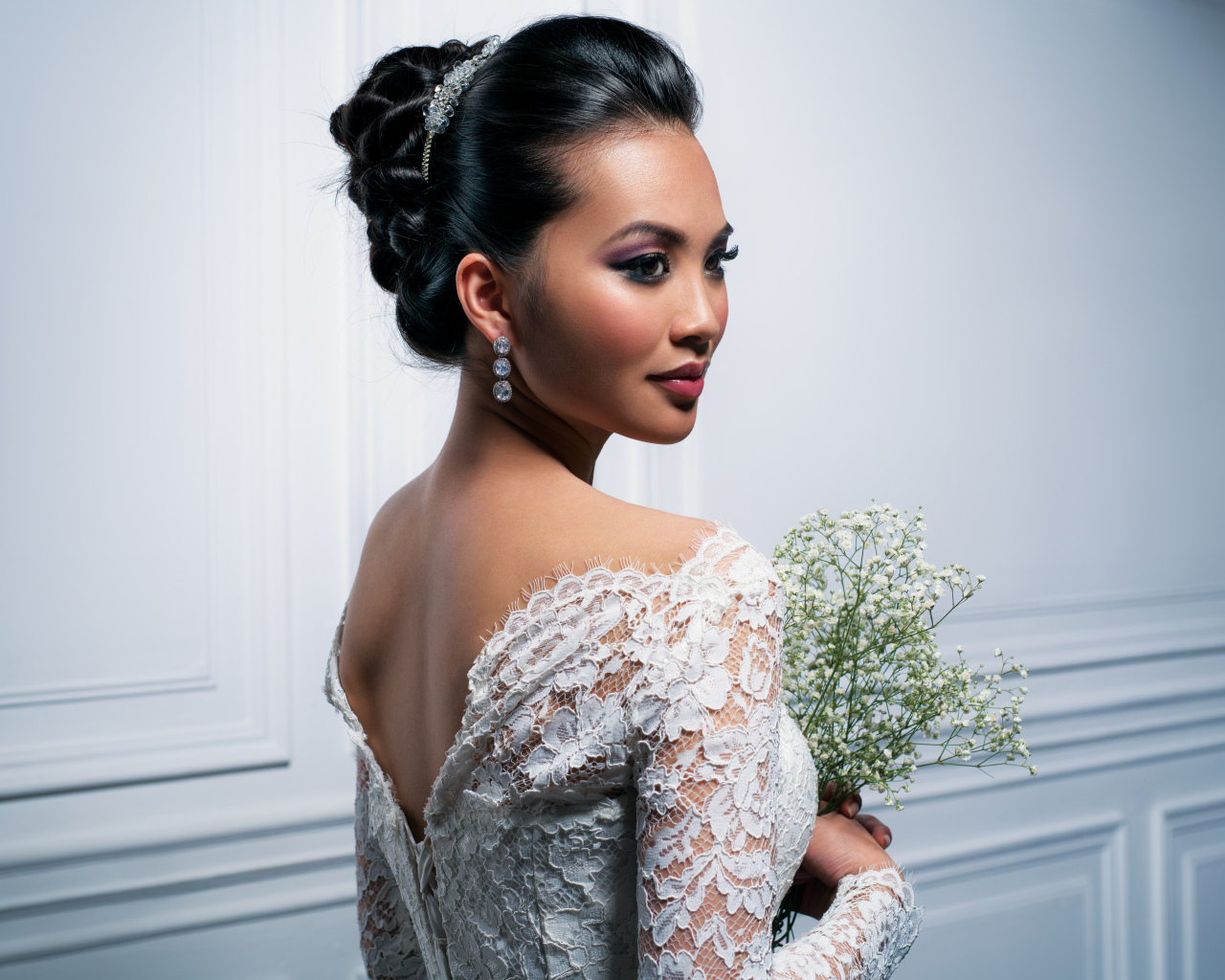 Красивая девушка невеста с белым букетом цветов в руках