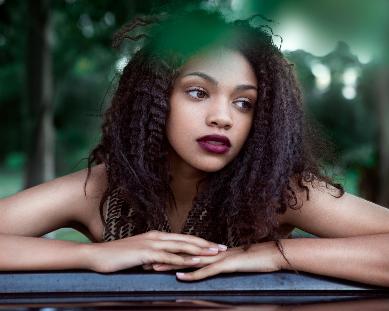 Красивая кареглазая девушка брюнетка с волнистыми волосами 