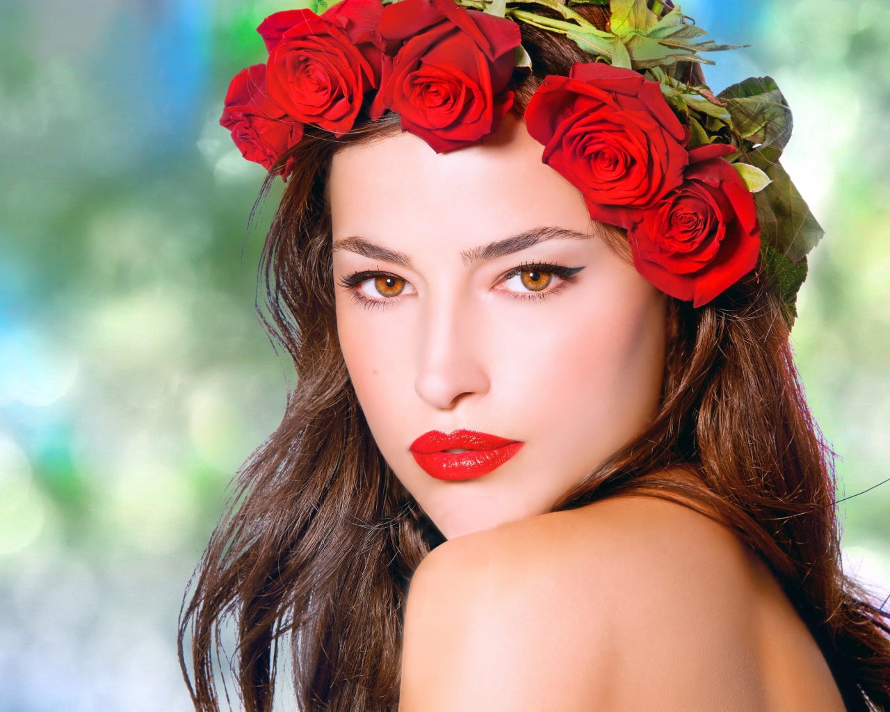 Красивая кареглазая девушка с венком из красных роз 