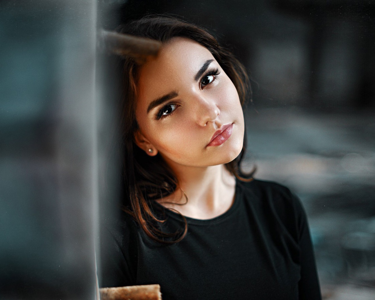 Красивая кареглазая девушка с длинными ресницами 