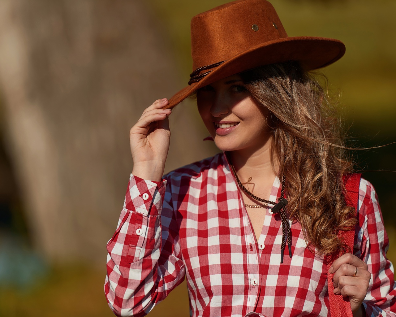 Красивая девушка брюнетка в ковбойской шляпе 