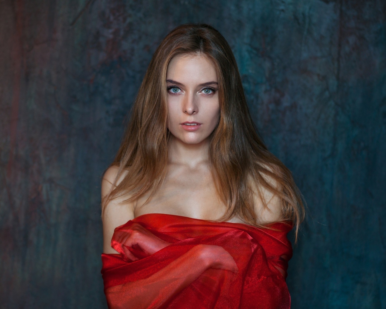 Красивая девушка брюнетка в красном платье 
