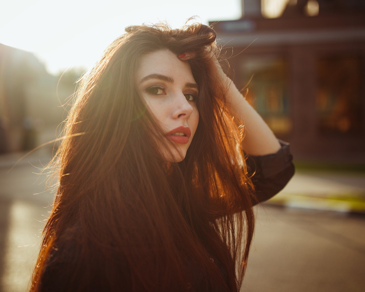 Красивая девушка брюнетка в солнечных лучах 