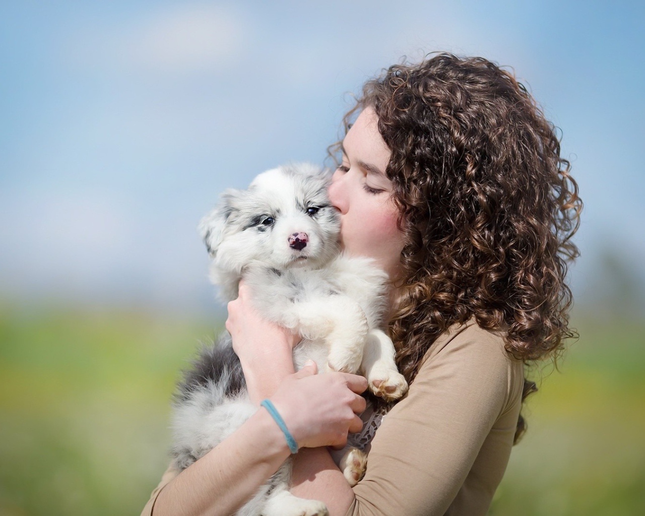 Красивая девушка брюнетка со щенком 