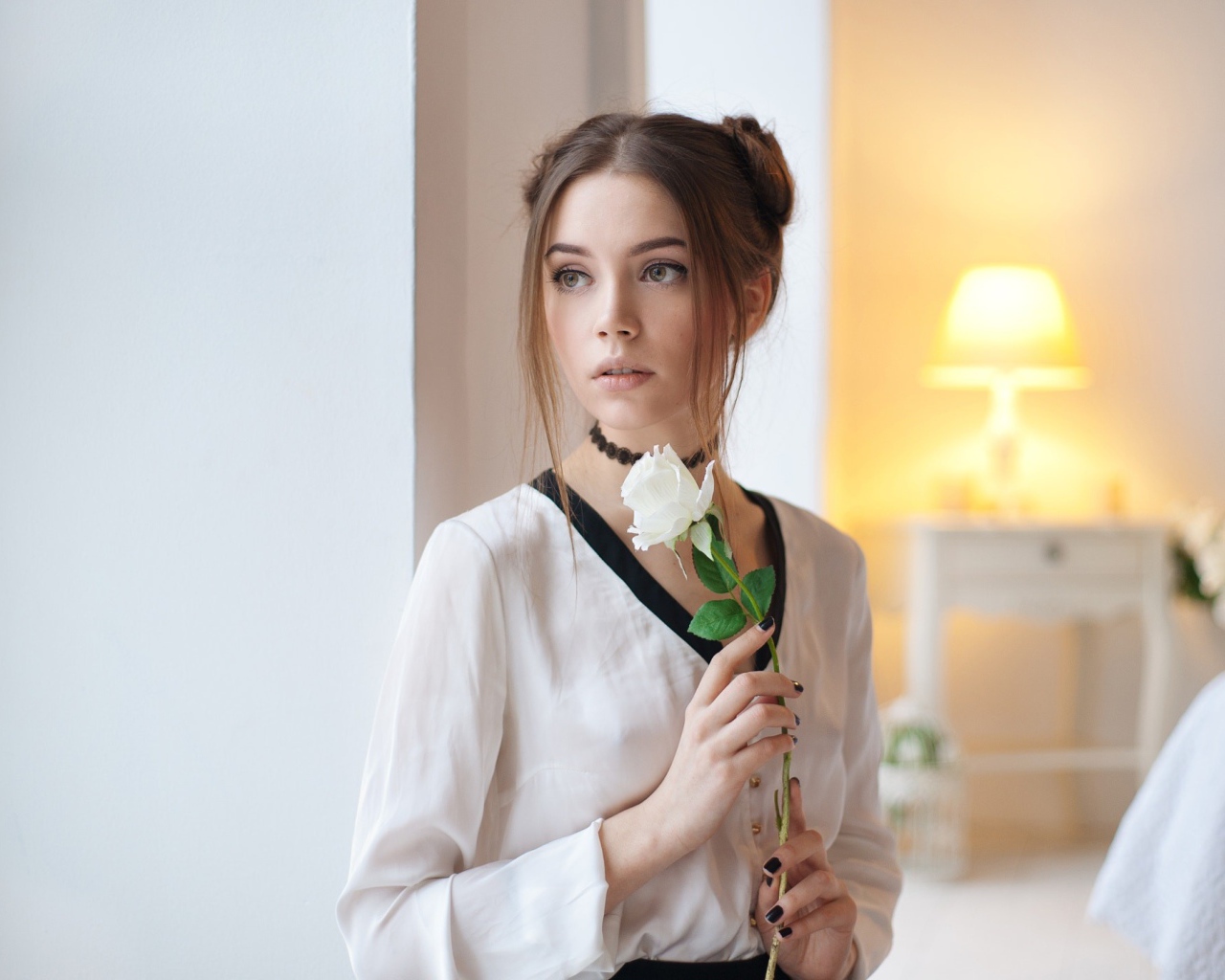 Красивая девушка брюнетка с белой розой 