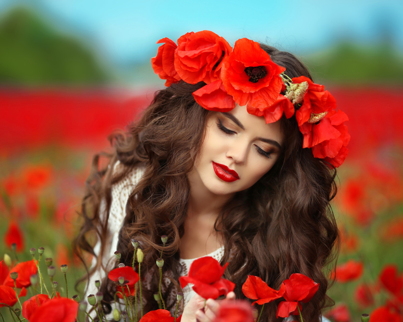 Красивая девушка шатенка с венком из красных маков на голове