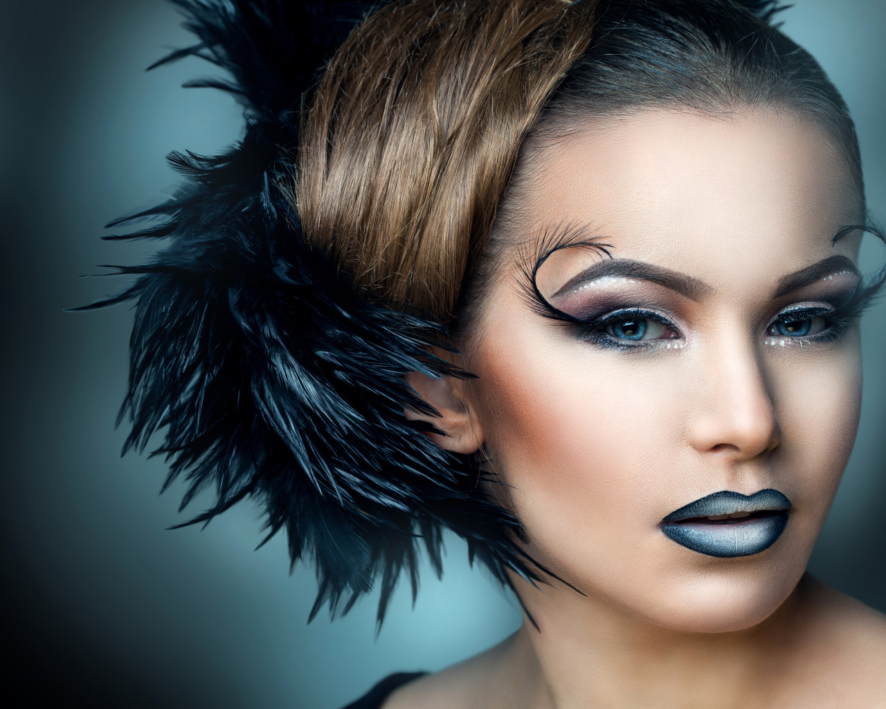 Красивая девушка шатенка с ярким макияжем