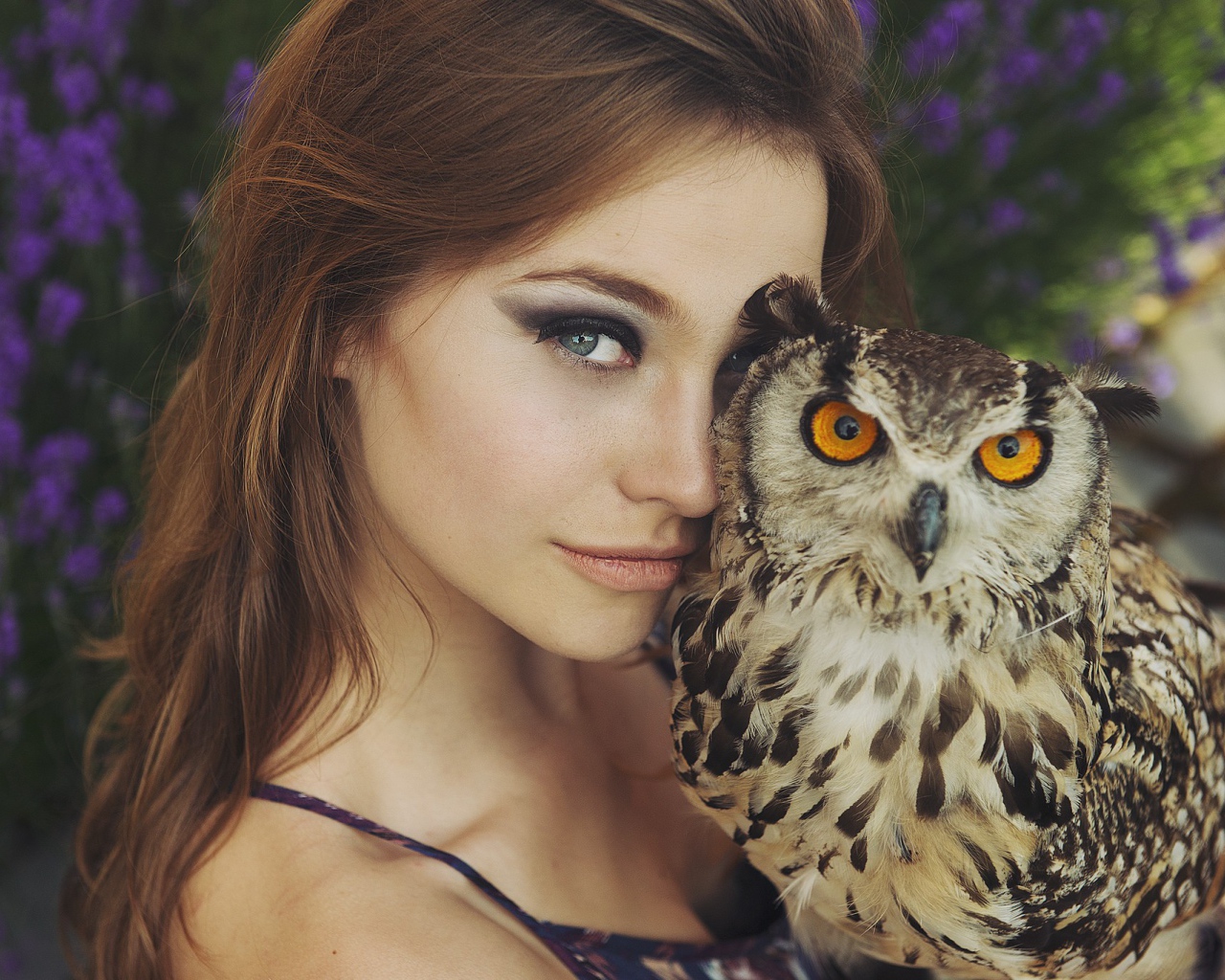 Красивая девушка брюнетка с совой 