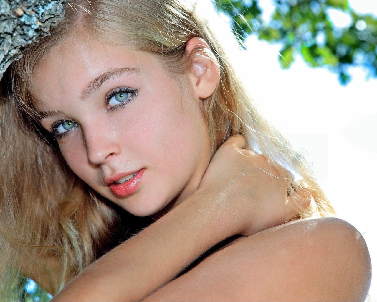 Красивая нежная голубоглазая блондинка