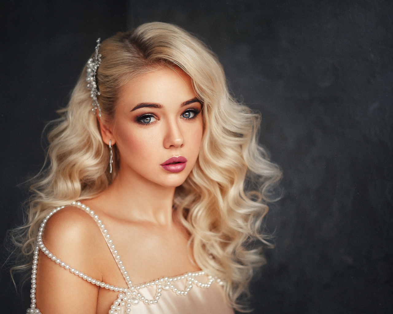 Красивая нежная девушка блондинка в красивом платье