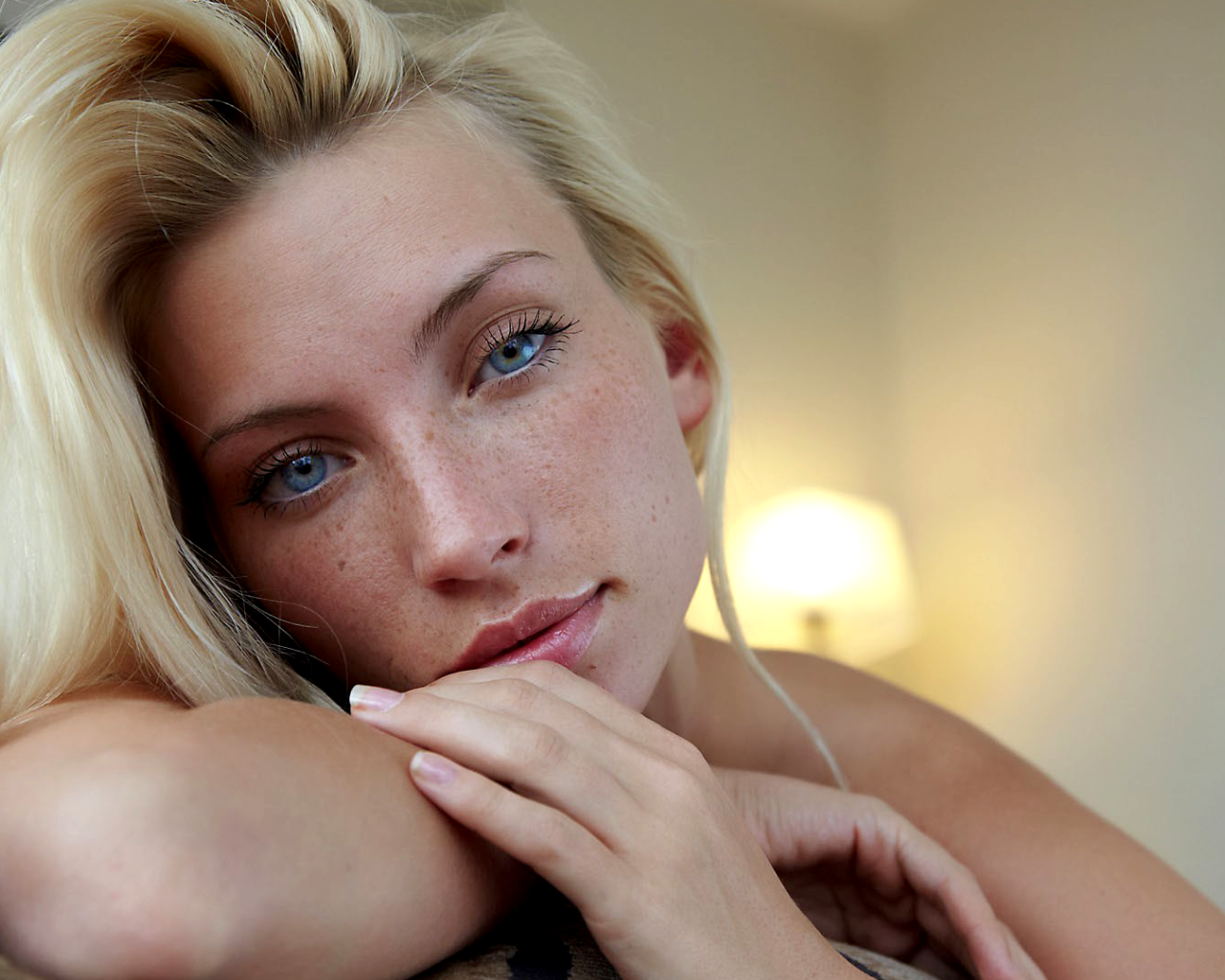 Красивая девушка блондинка с голубыми глазами 