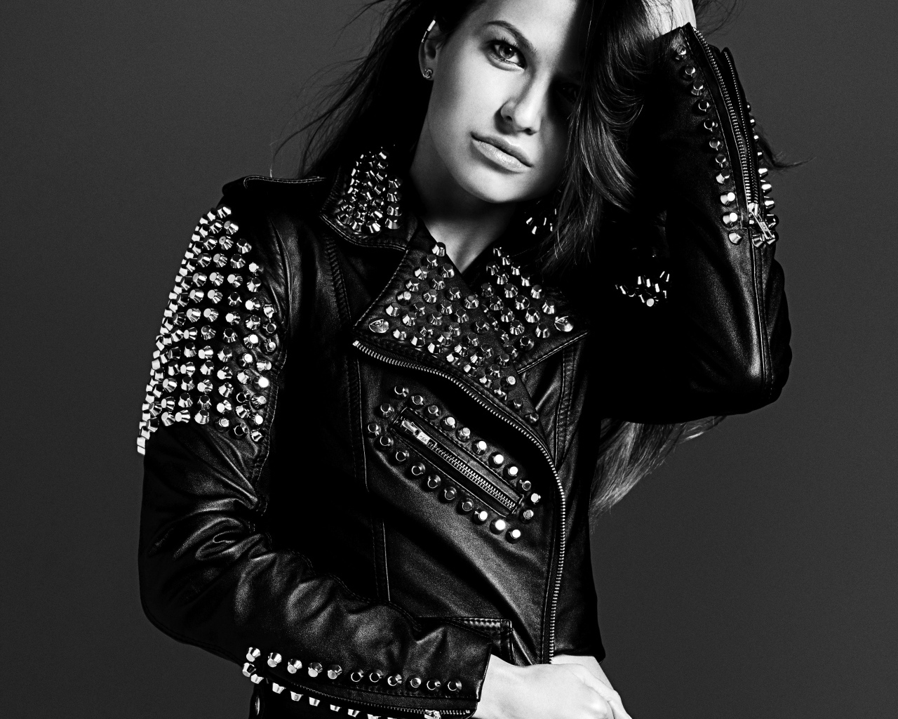 Красивая девушка в кожаной куртке Анна Левандовска, черно-белое фото