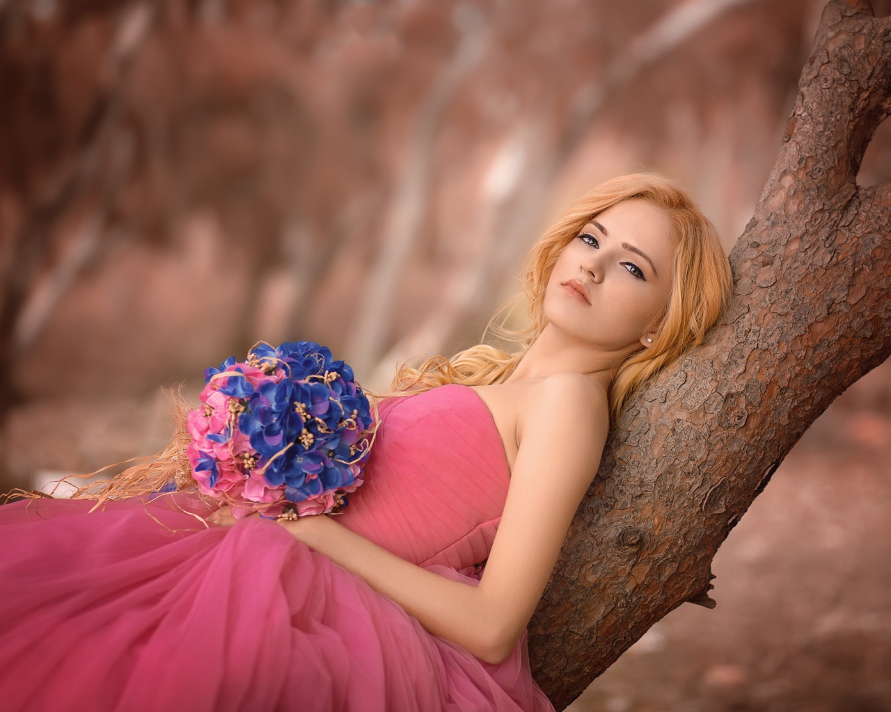 Красивая девушка в розовом платье с букетом 