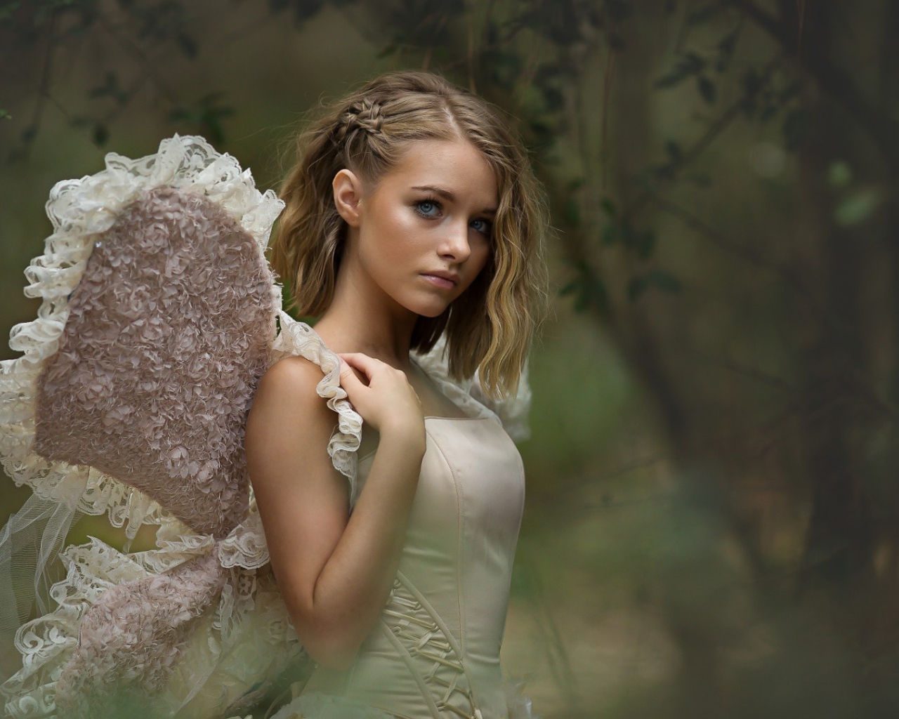 Красивая девушка в костюме с крыльями