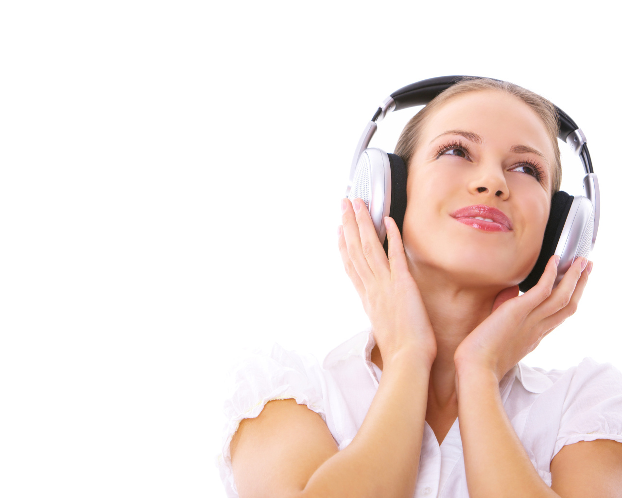 Красивая девушка в больших наушниках 