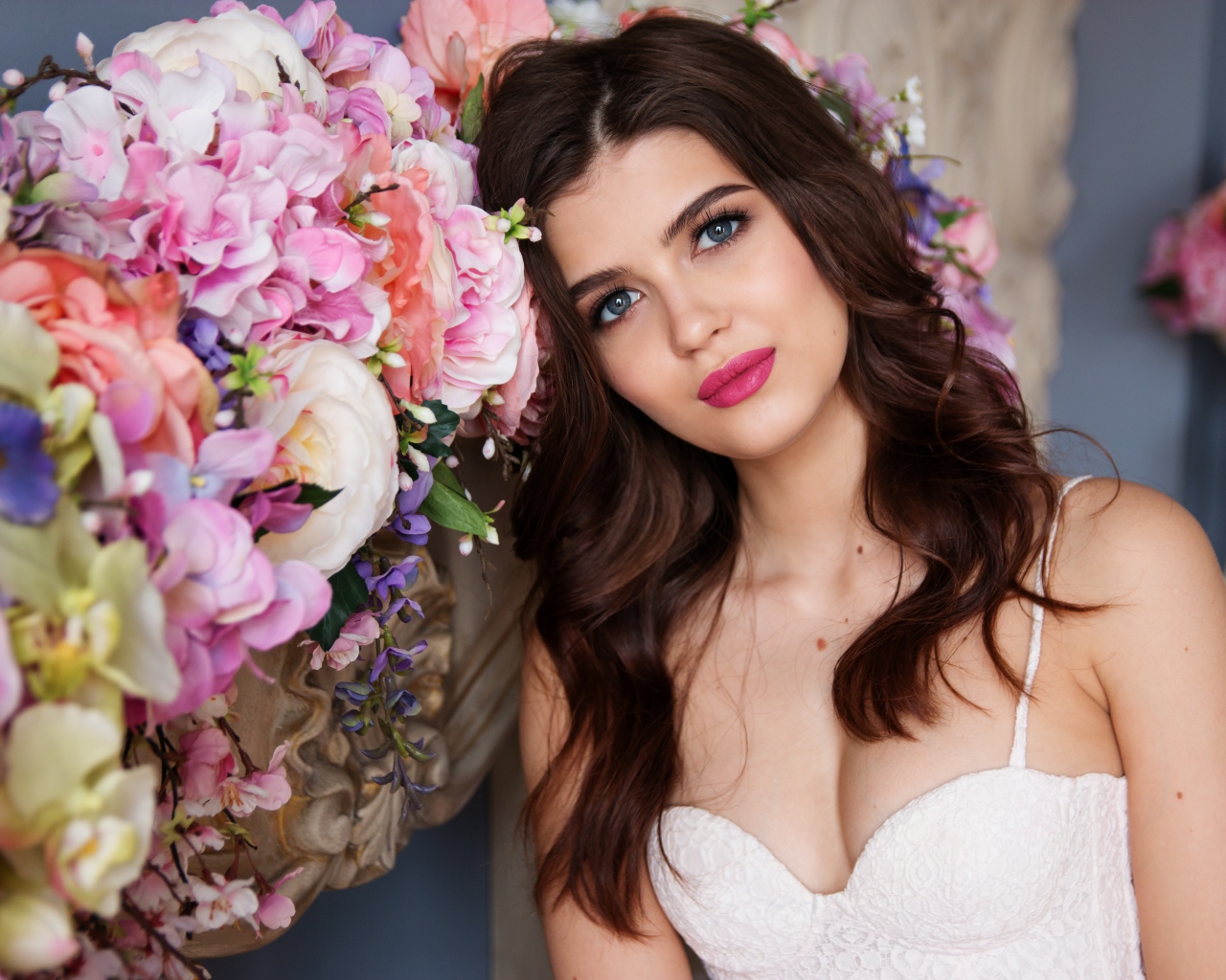 Красивая девушка в белом платье 