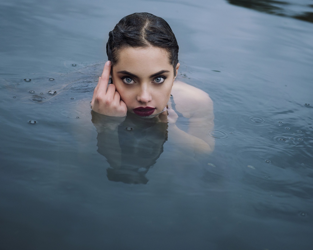 Красивая девушка русалка в воде 