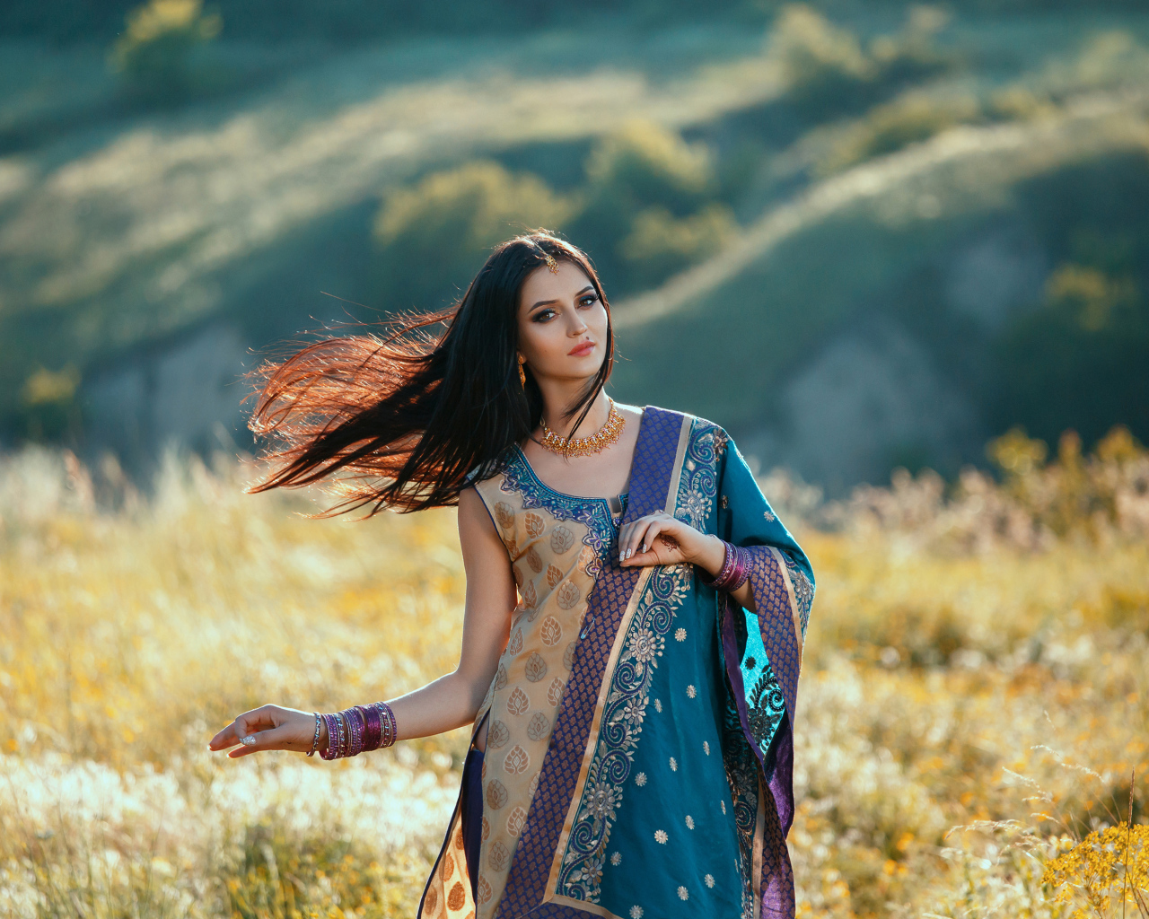 Красивая девушка модель в индийском сари