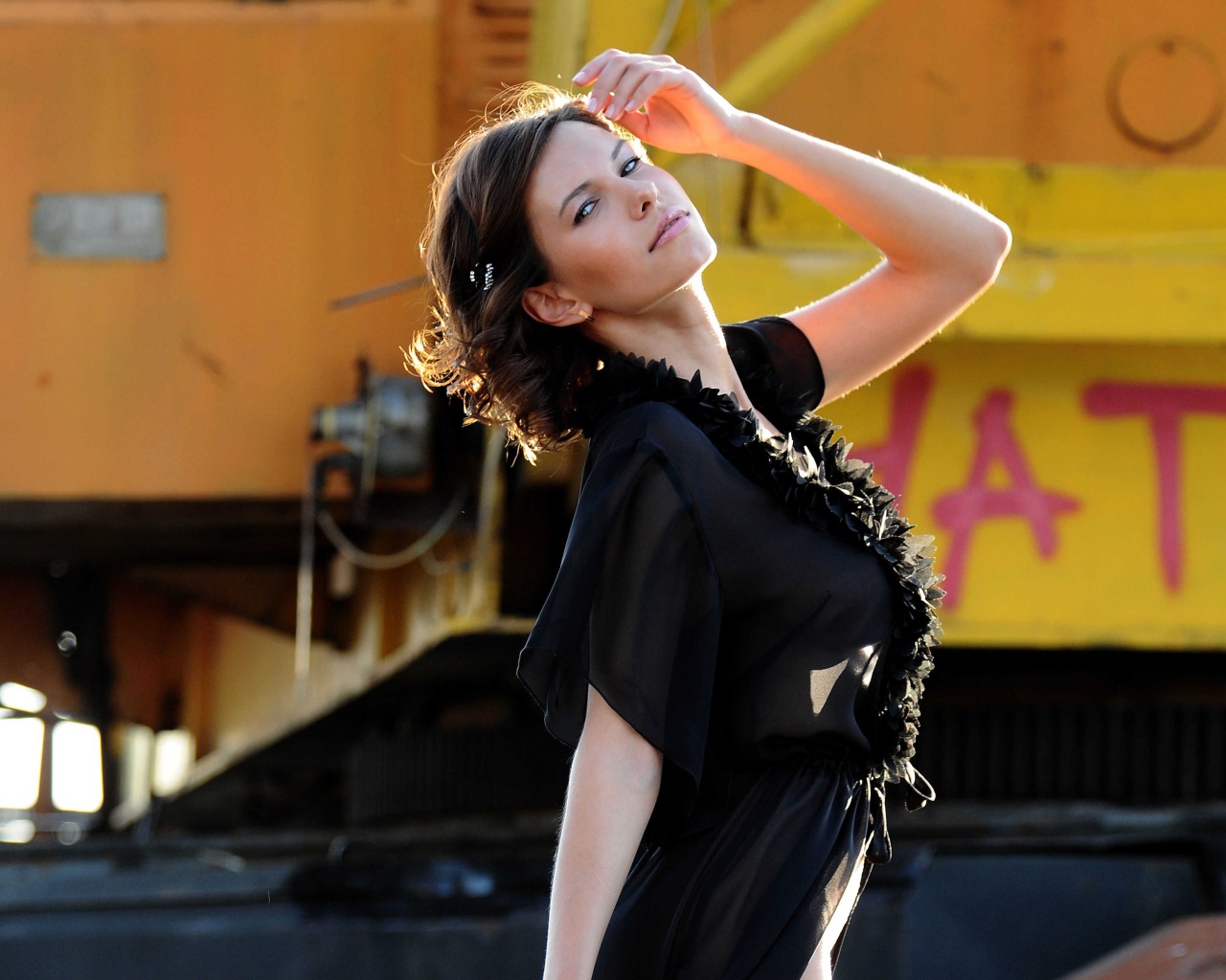 Красивая девушка модель в черном платье