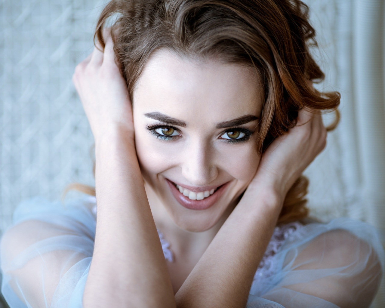 Красивая девушка модель с красивой улыбкой