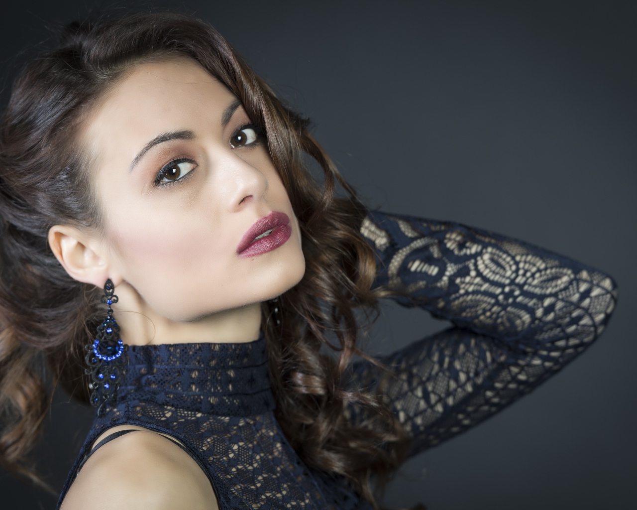 Красивая девушка модель с карими глазами 