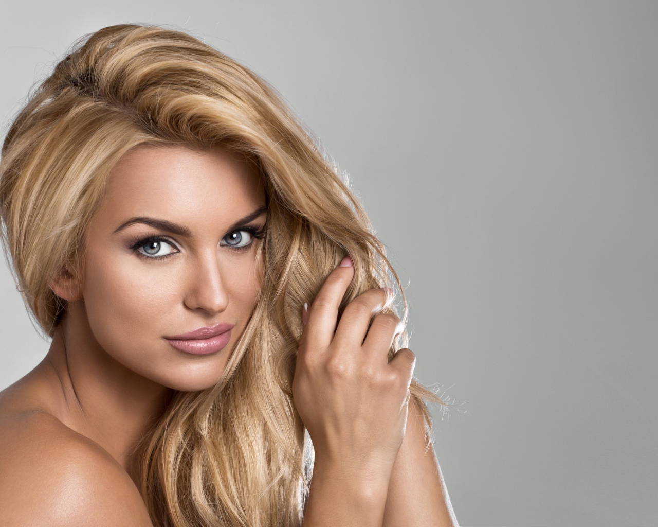 Красивая девушка модель с серыми глазами 