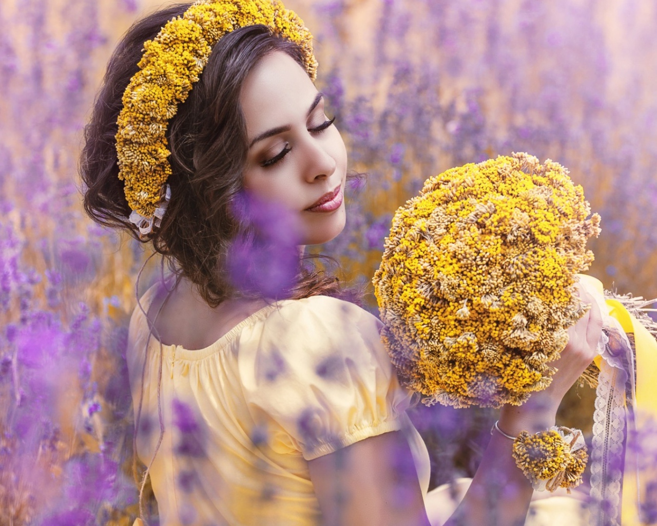 Красивая девушка с букетом желтых полевых цветов 
