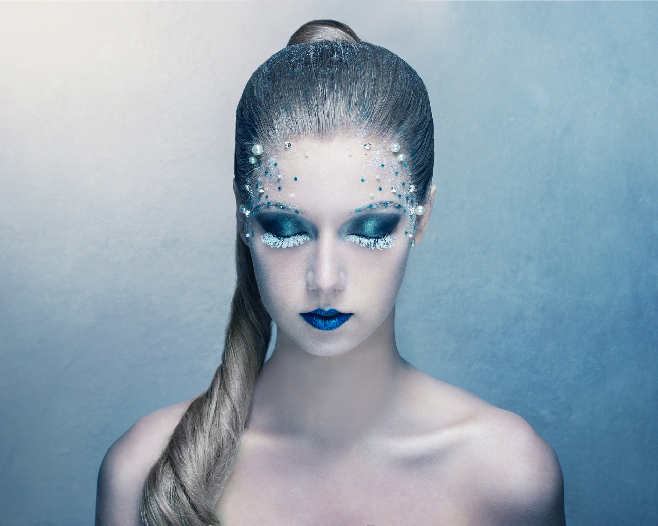 Красивая девушка с фантастическим синим макияжем