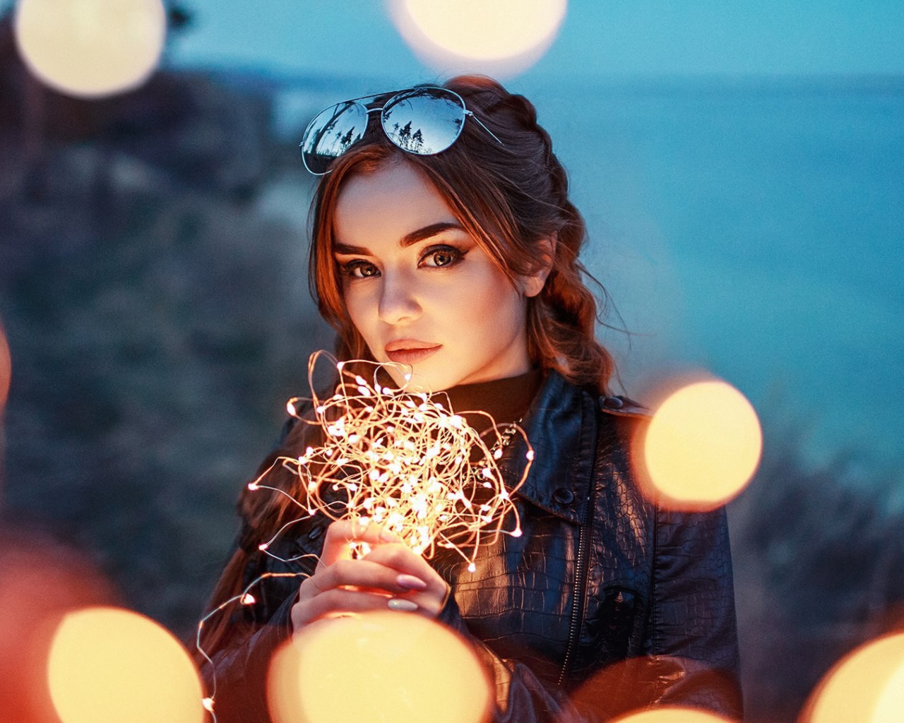 Красивая девушка с включенной гирляндой 