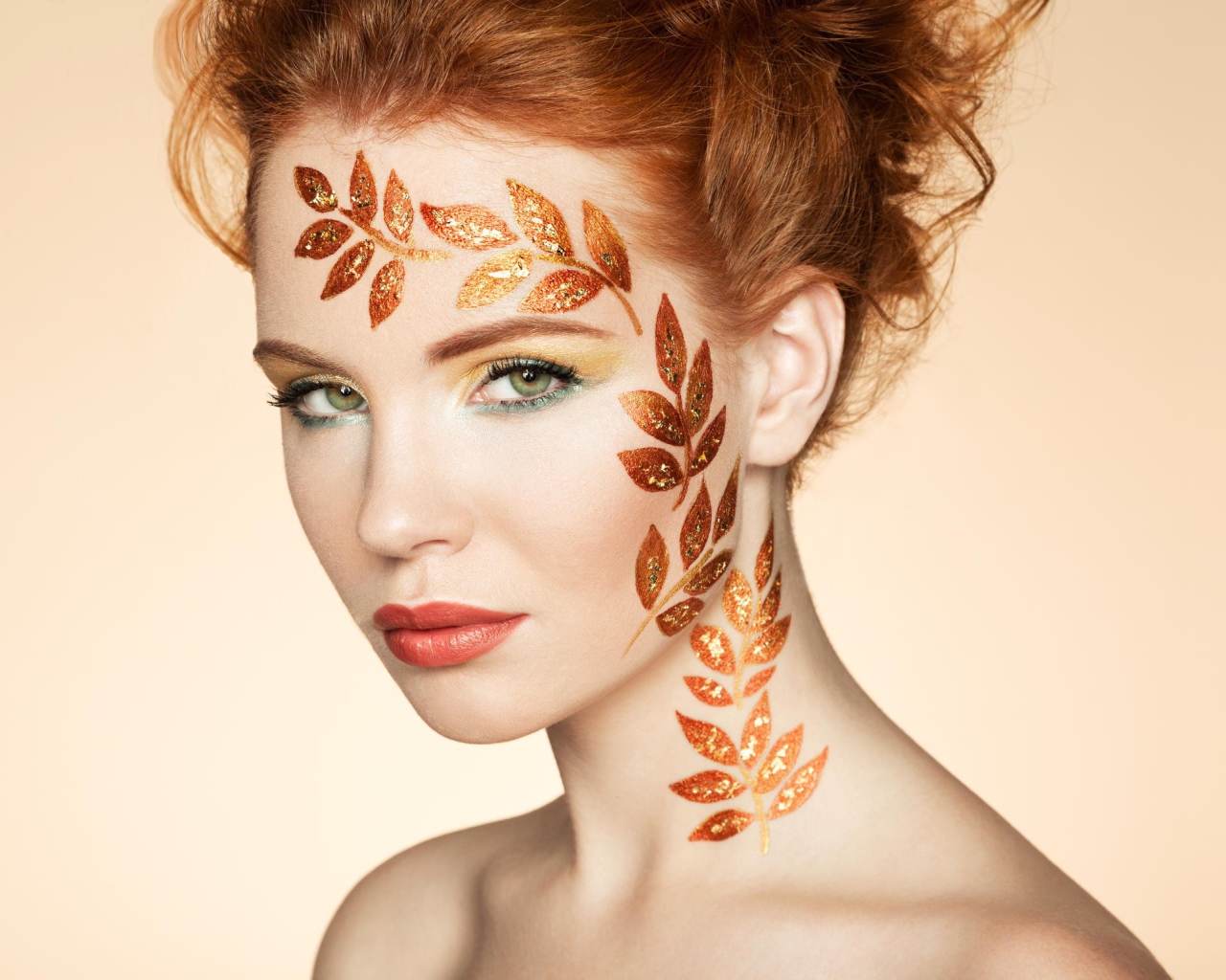 Красивая девушка с рисунком на лице 