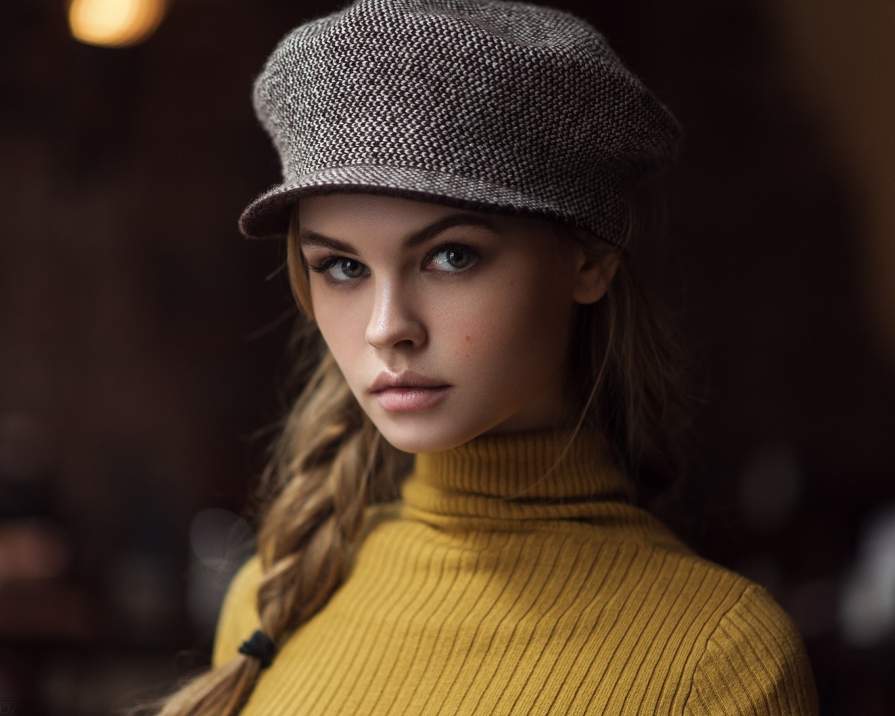 Красивая девушка с косой в кепке