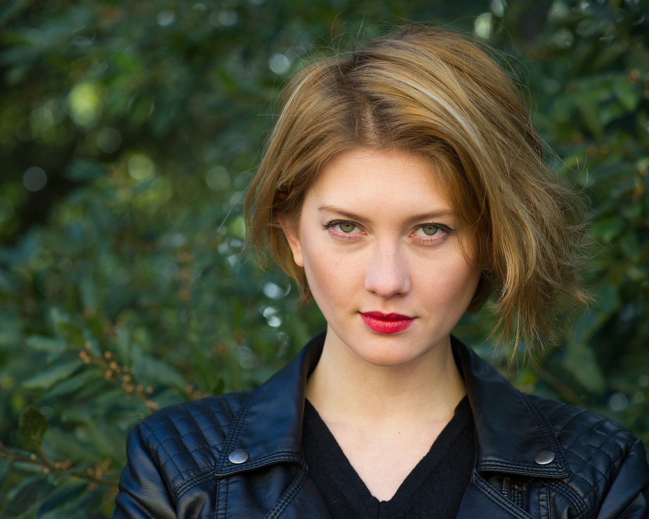 Красивая девушка с короткой стрижкой в кожаной куртке