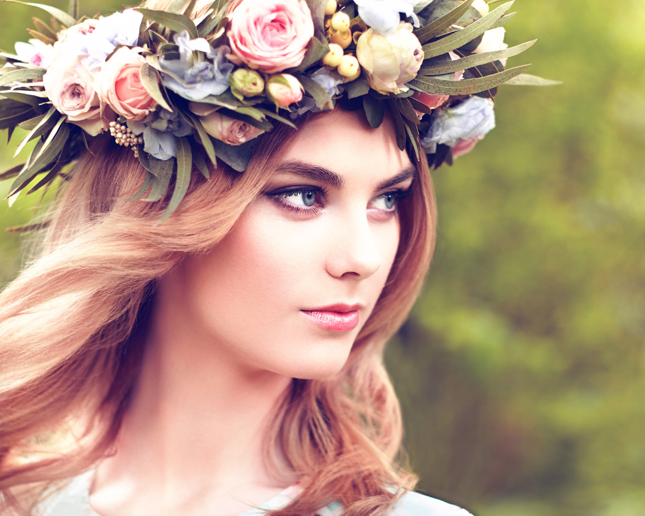 Красивая девушка с венком из цветов на голове 