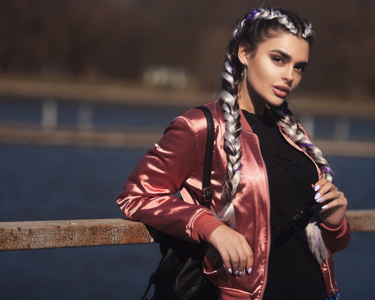 Красивая девушка с косами на голове