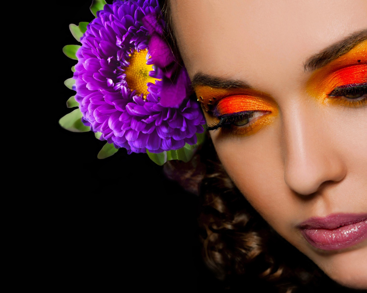 Красивая девушка с ярким макияжем 