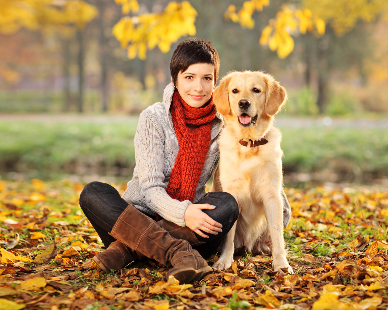 Красивая девушка с собакой породы золотистый ретривер 