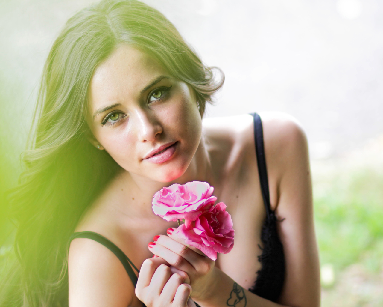 Красивая девушка с тремя красными розами