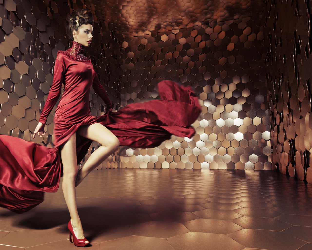 Красивая гламурная девушка в красном платье
