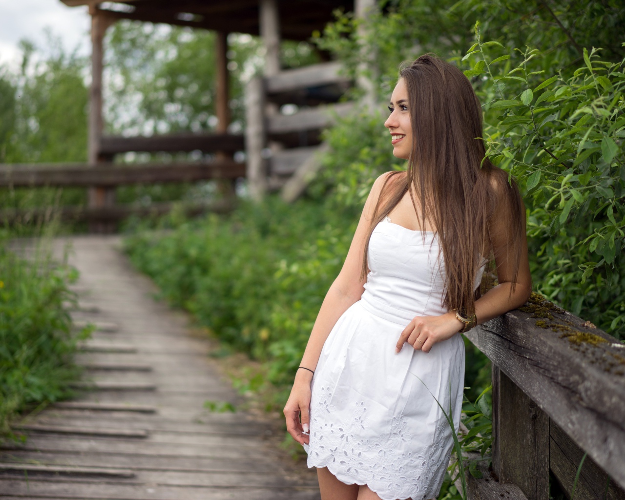 Красивая длинноволосая девушка модель в белом платье