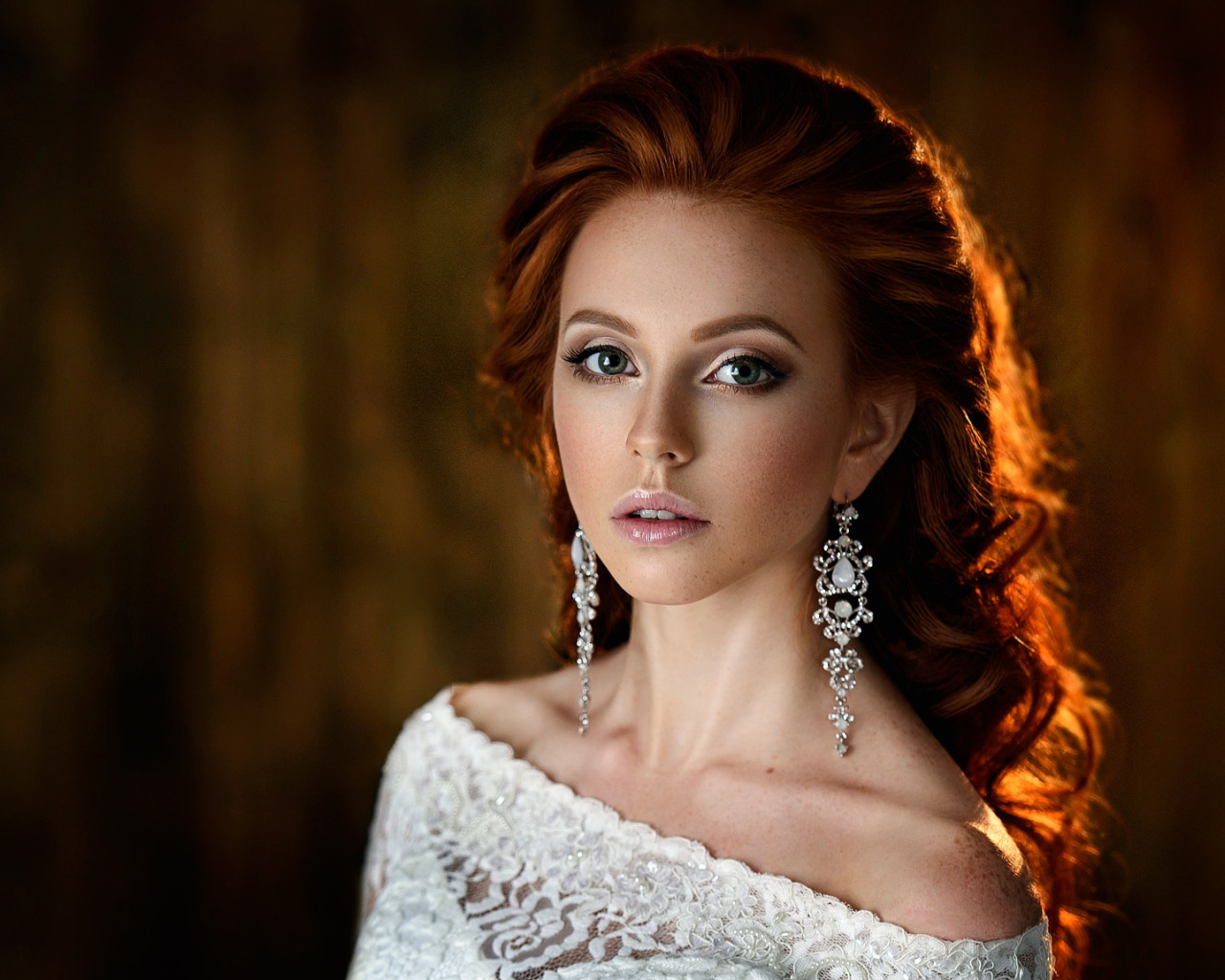 Красивая рыжеволосая девушка в белом платье 