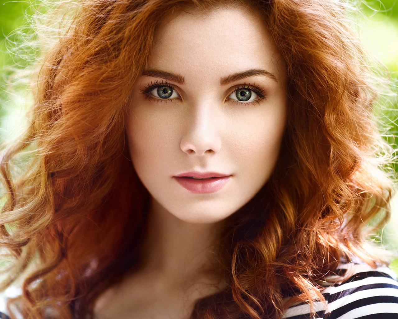 Красивая рыжеволосая девушка с зелеными глазами 