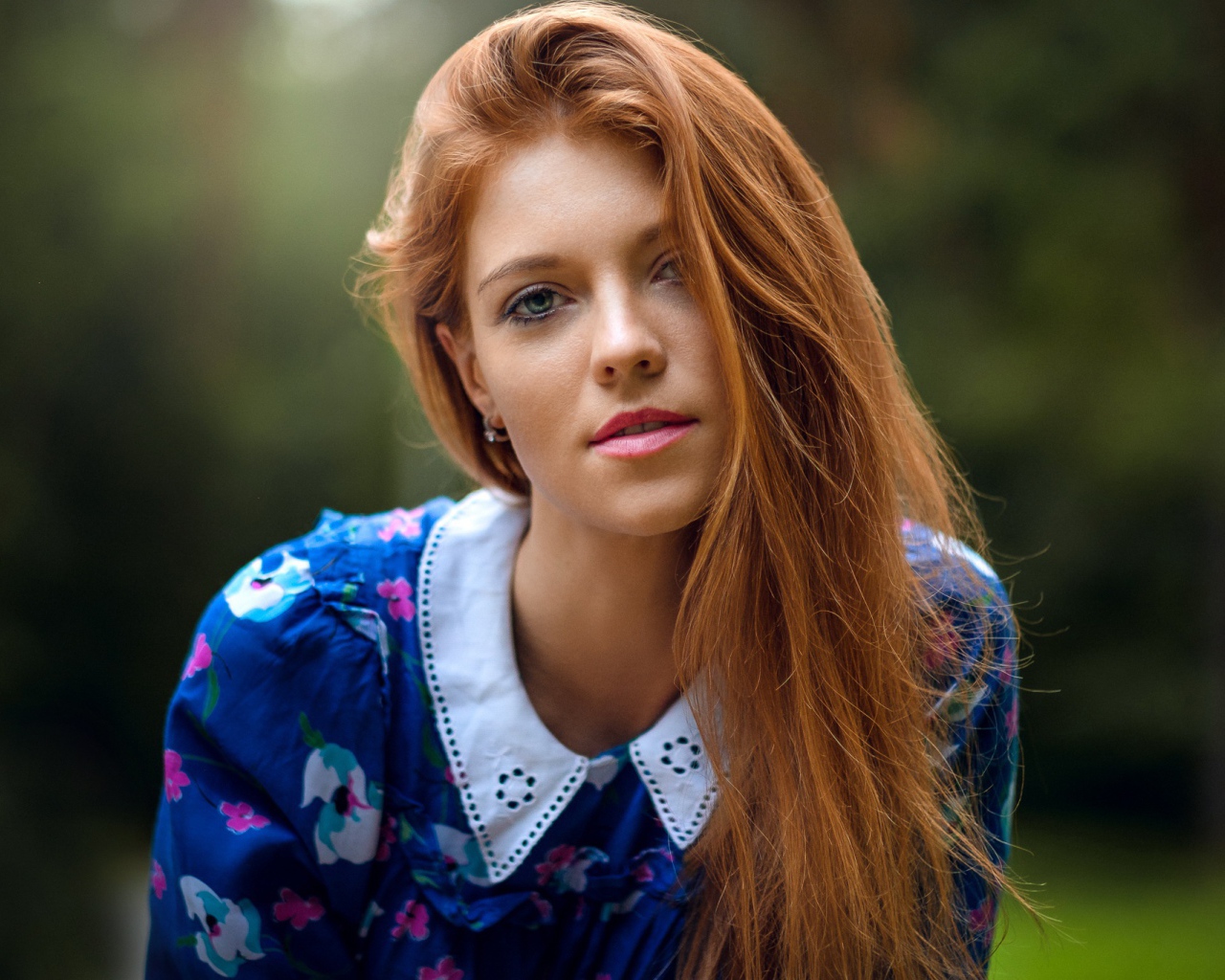 Красивая рыжеволосая девушка с зелеными глазами в красивом платье 