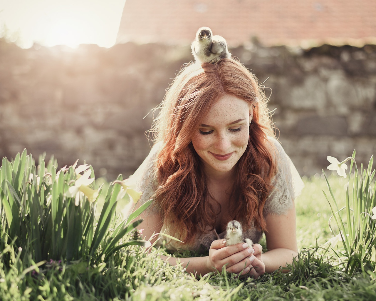Красивая рыжеволосая девушка с маленькими цыплятами  