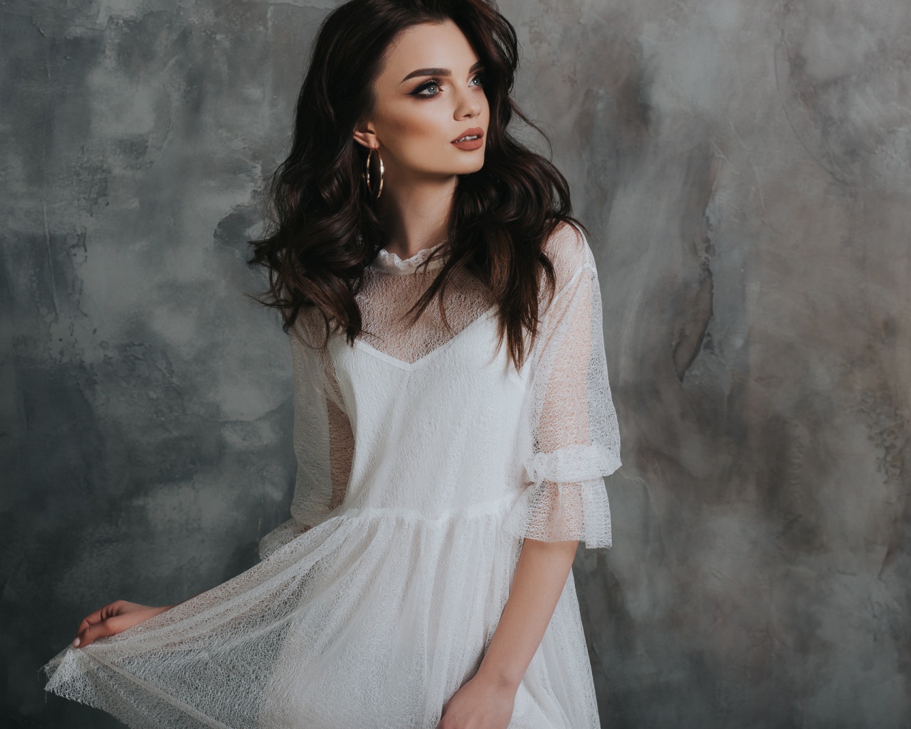 Красивая романтическая девушка брюнетка в белом платье