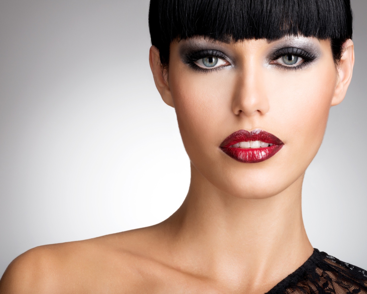 Красивая эффектная брюнетка с ярким макияжем