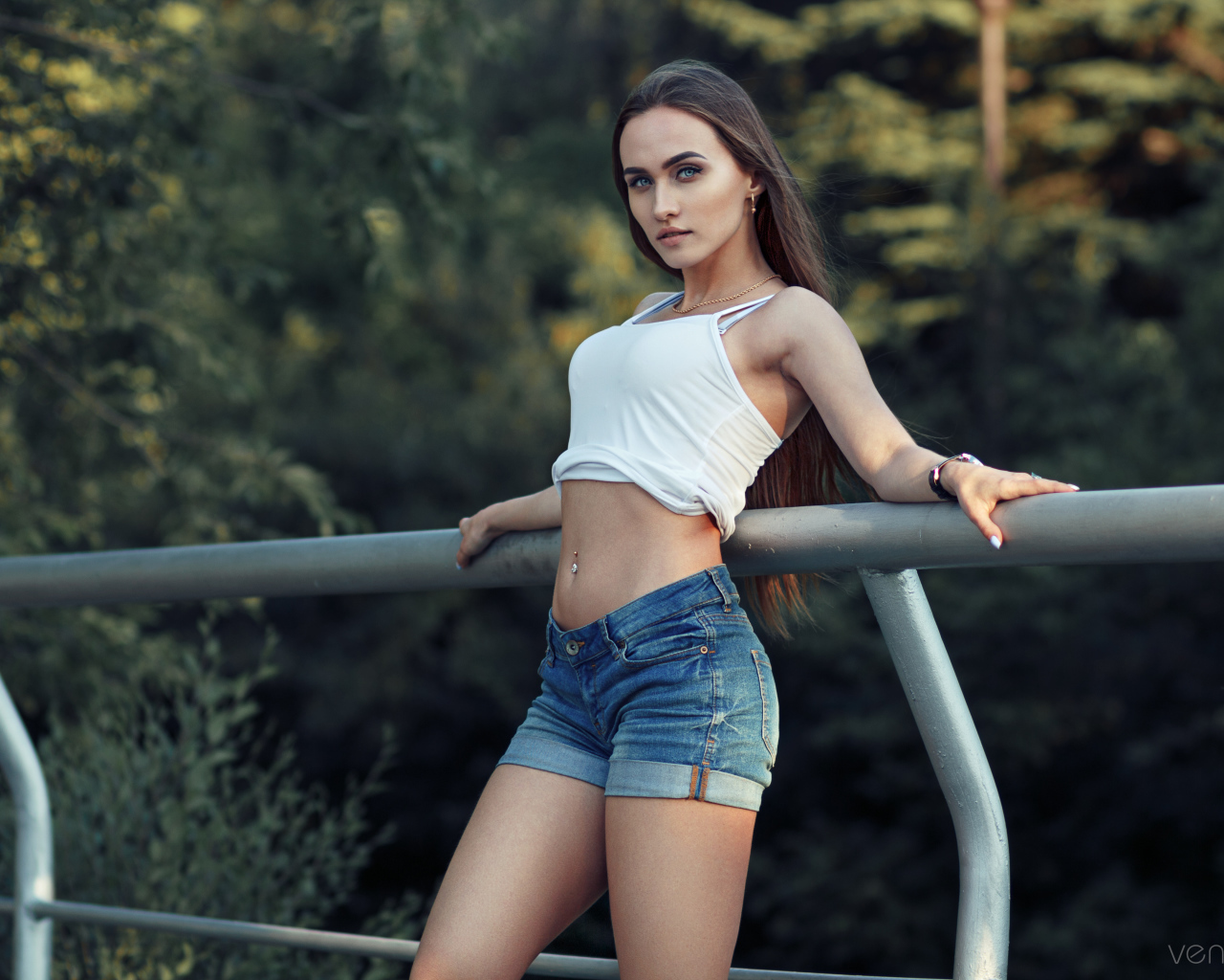 Красивая стройная девушка в джинсовых шортах